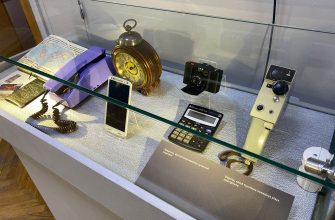 Кабинет Стива Джобса, подольский таксофон и трофейная радиостанция российских военных: что можно увидеть на выставке о коммуникациях в Музее истории Киева