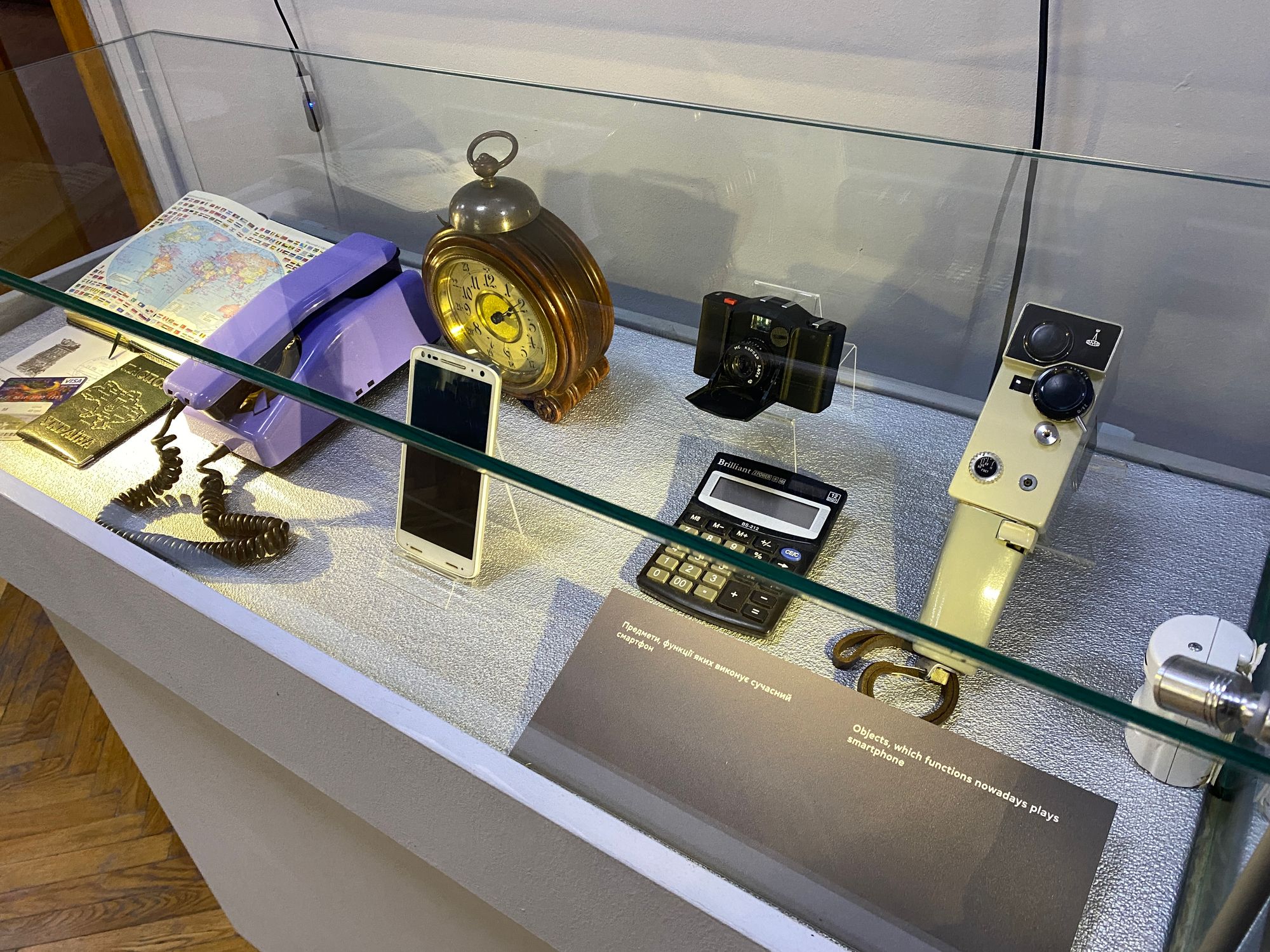 Кабинет Стива Джобса, подольский таксофон и трофейная радиостанция российских военных: что можно увидеть на выставке о коммуникациях в Музее истории Киева