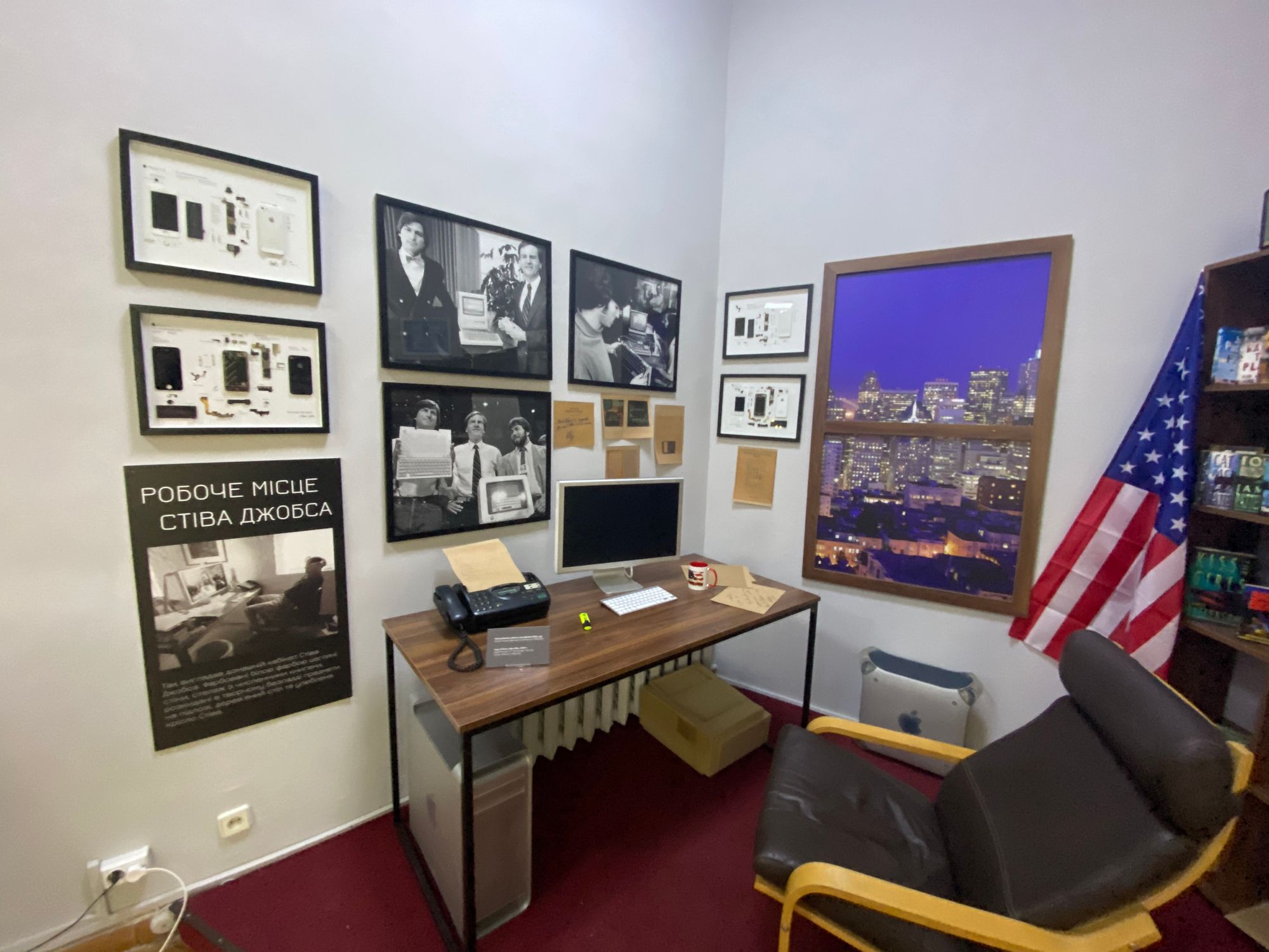 Кабинет Стива Джобса, подольский таксофон и трофейная радиостанция российских военных: что можно увидеть на выставке о коммуникациях в Музее истории Киева