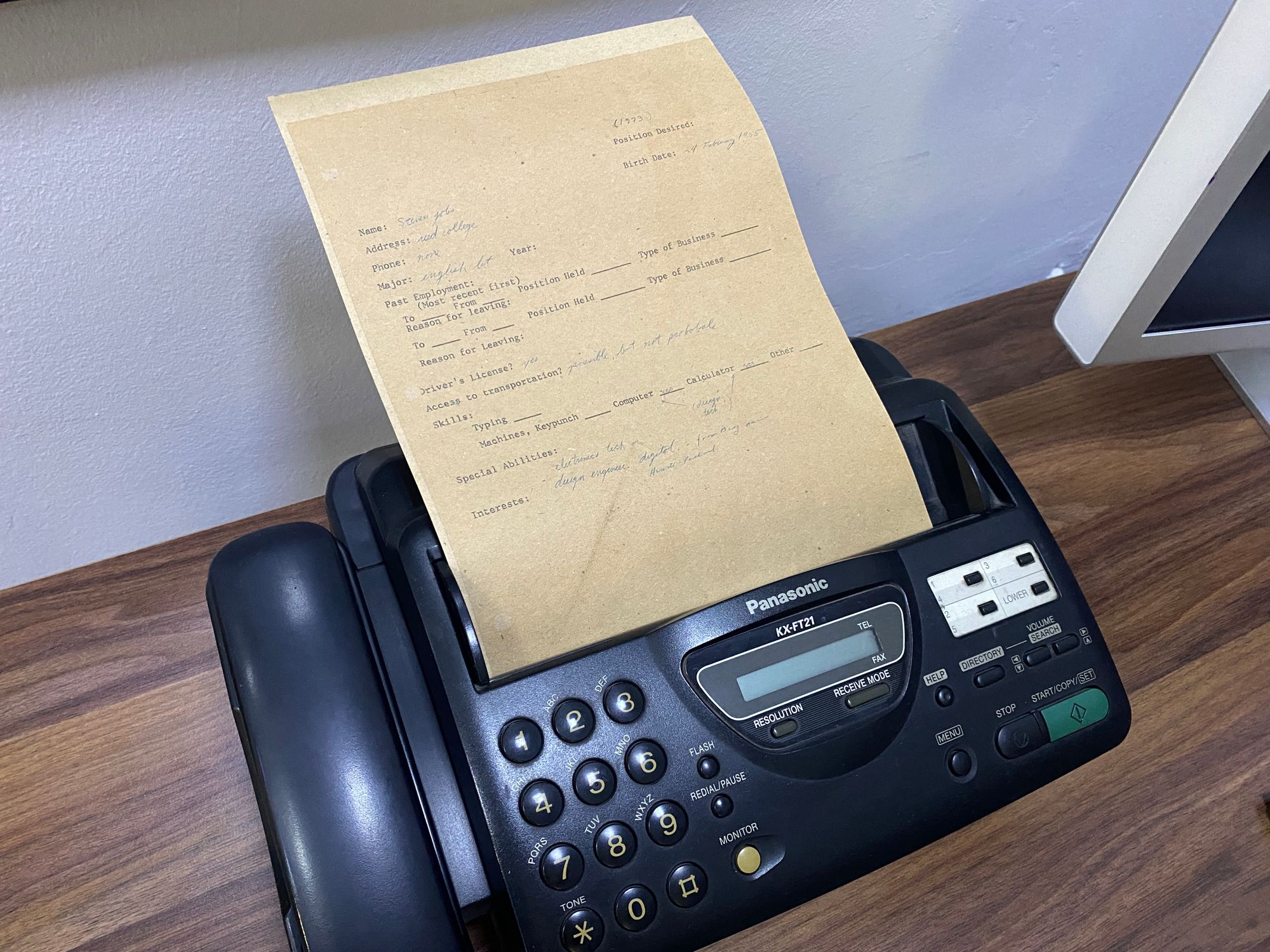 Кабинет Стива Джобса, подольский таксофон и трофейная радиостанция российских военных: что можно увидеть на выставке о коммуникациях в Музее истории Киева