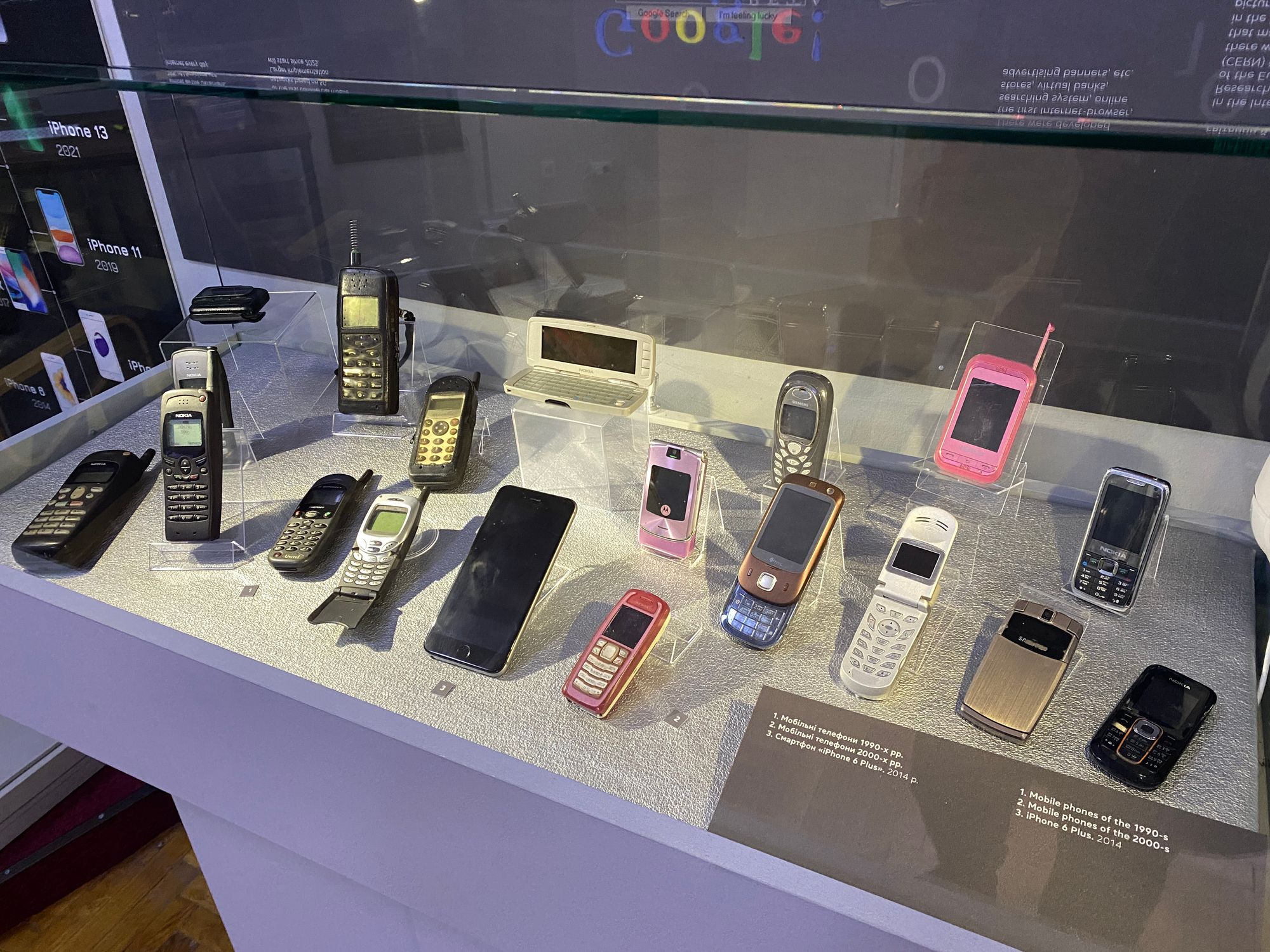 Кабинет Стива Джобса, подольский таксофон и трофейная радиостанция российских военных: что можно увидеть на выставке о коммуникациях в Музее истории Киева