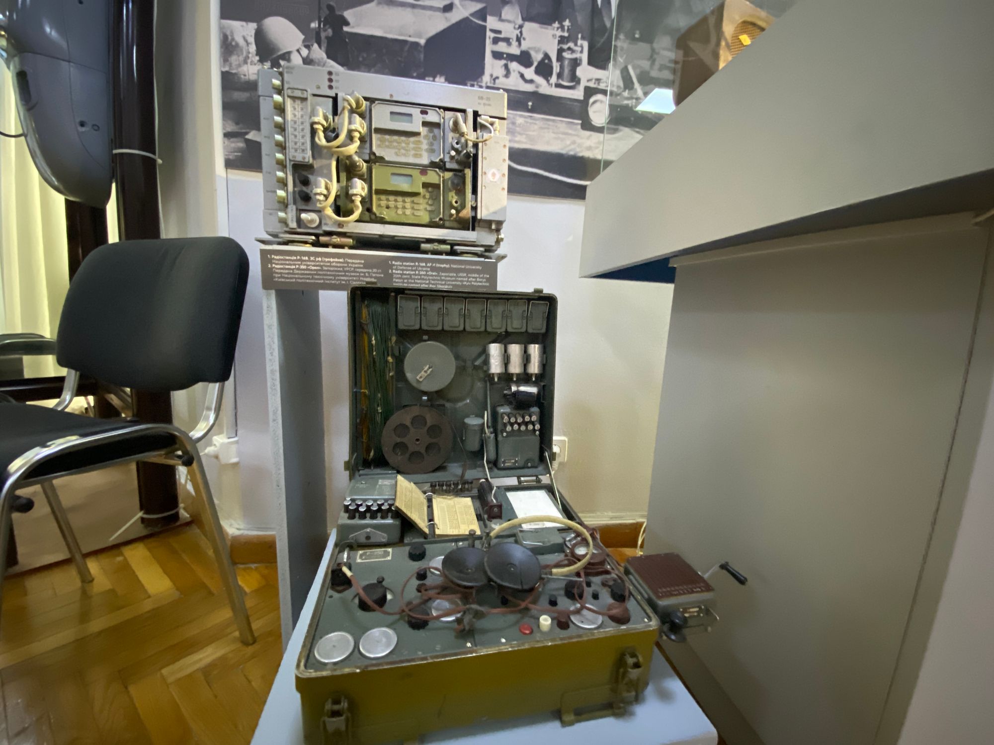 Кабинет Стива Джобса, подольский таксофон и трофейная радиостанция российских военных: что можно увидеть на выставке о коммуникациях в Музее истории Киева