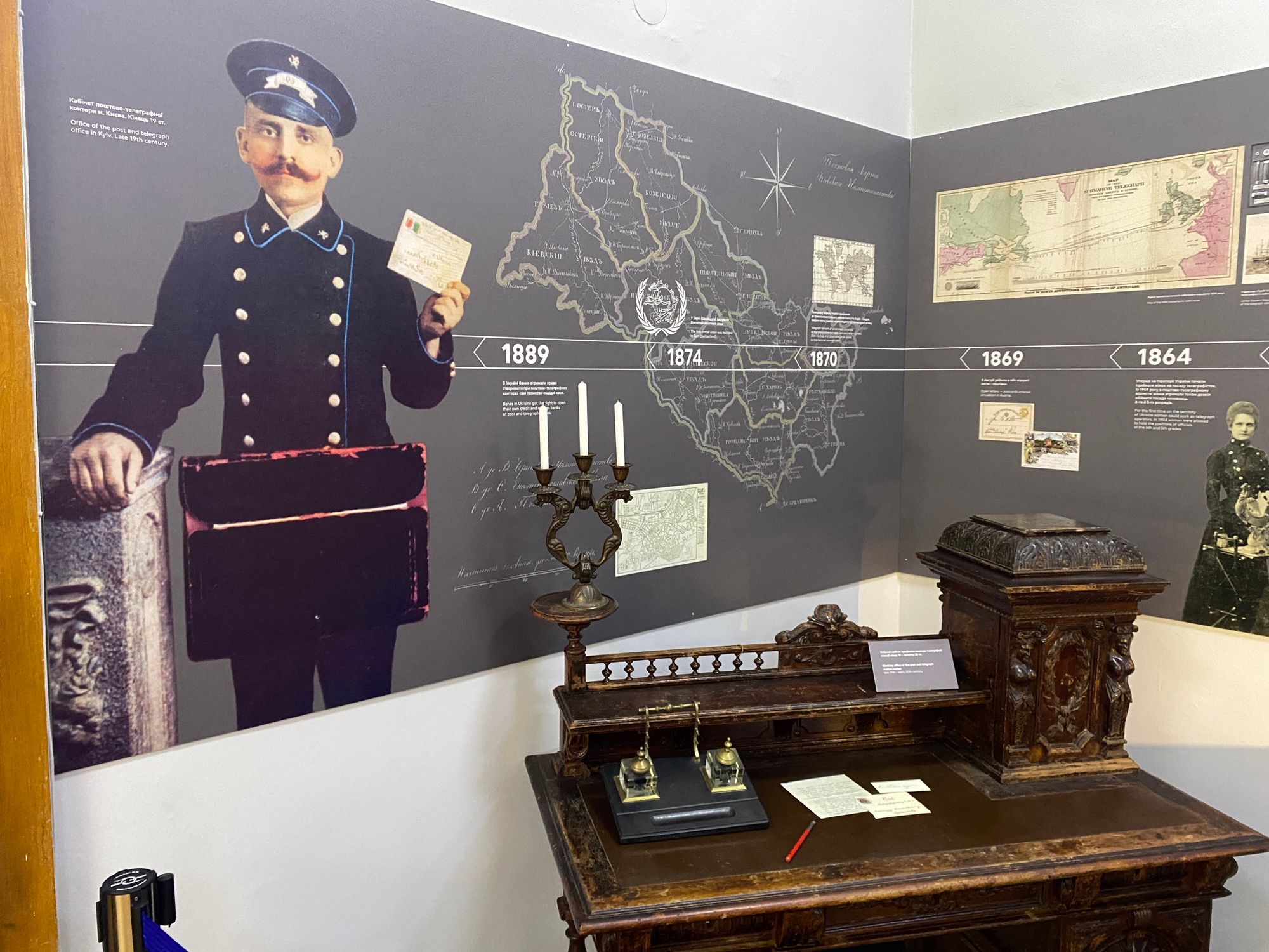 Кабинет Стива Джобса, подольский таксофон и трофейная радиостанция российских военных: что можно увидеть на выставке о коммуникациях в Музее истории Киева