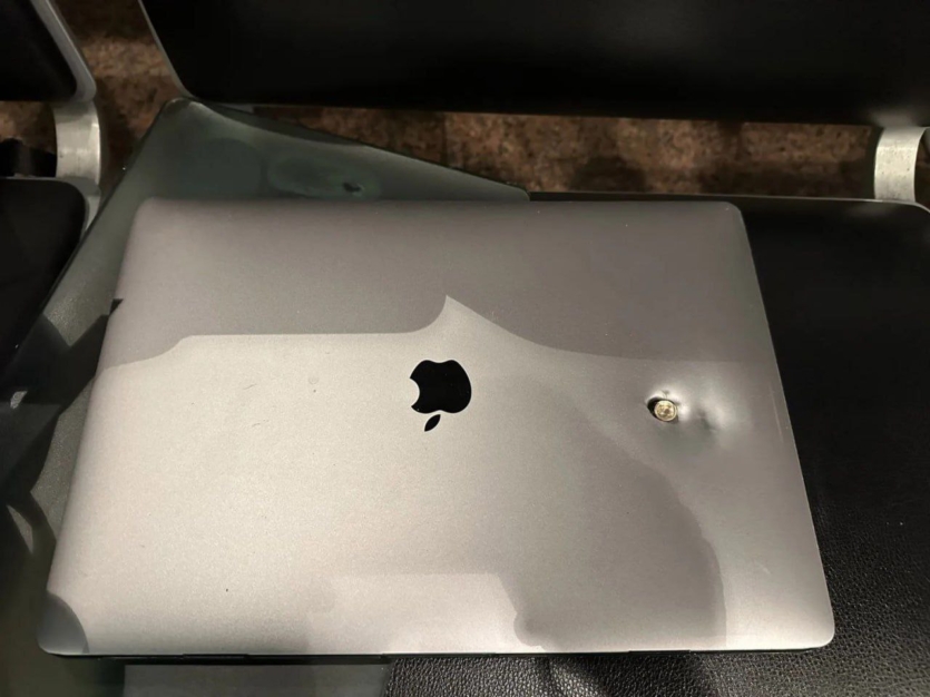 Apple MacBook защитил китайского туриста от пули